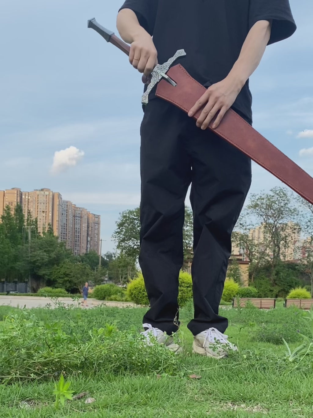 Life-size Replica Inspired By The Knight's Greatsword