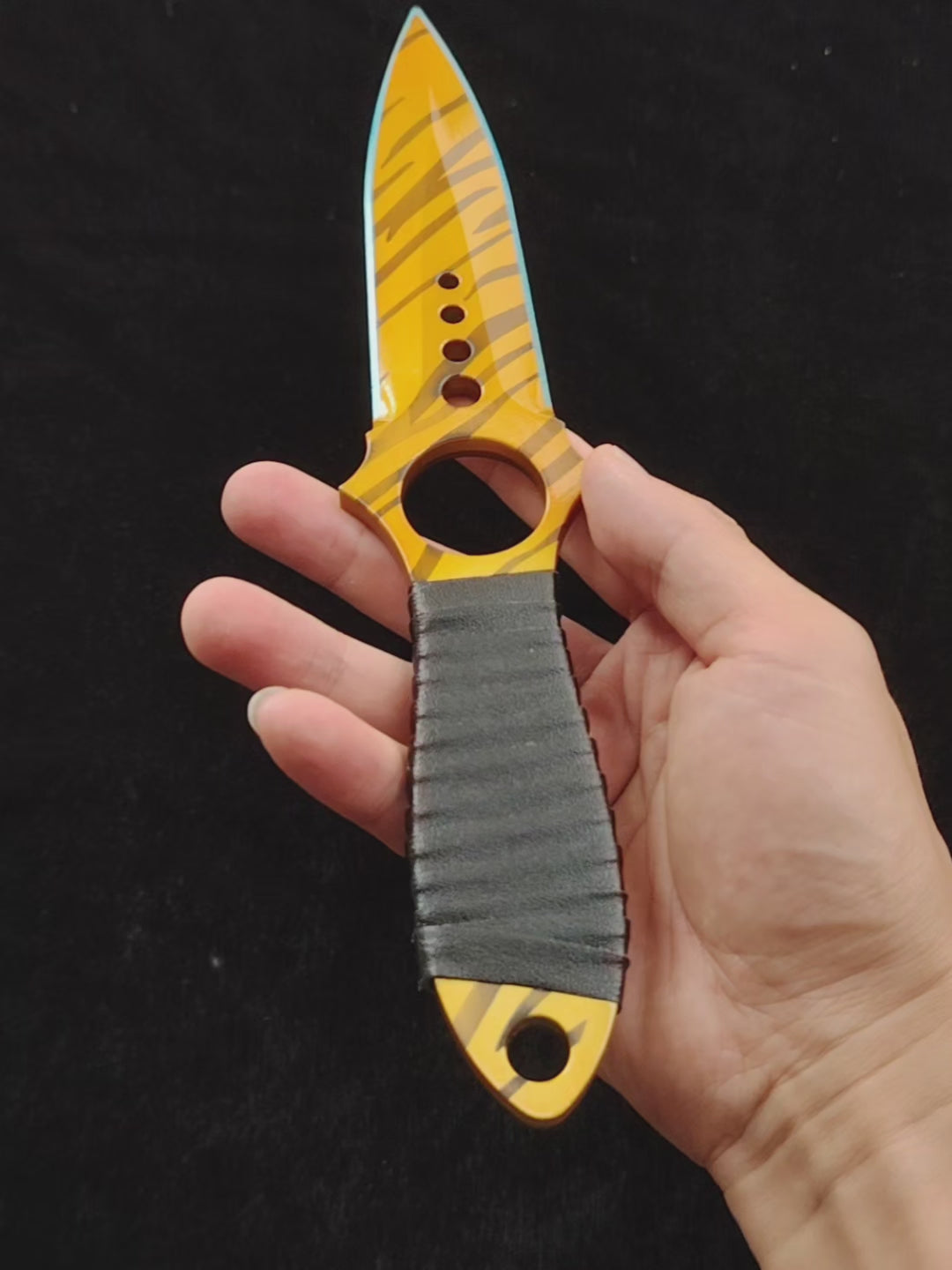 CS Game Skeleton Knife Tiger Tooth Skin Metal Replica