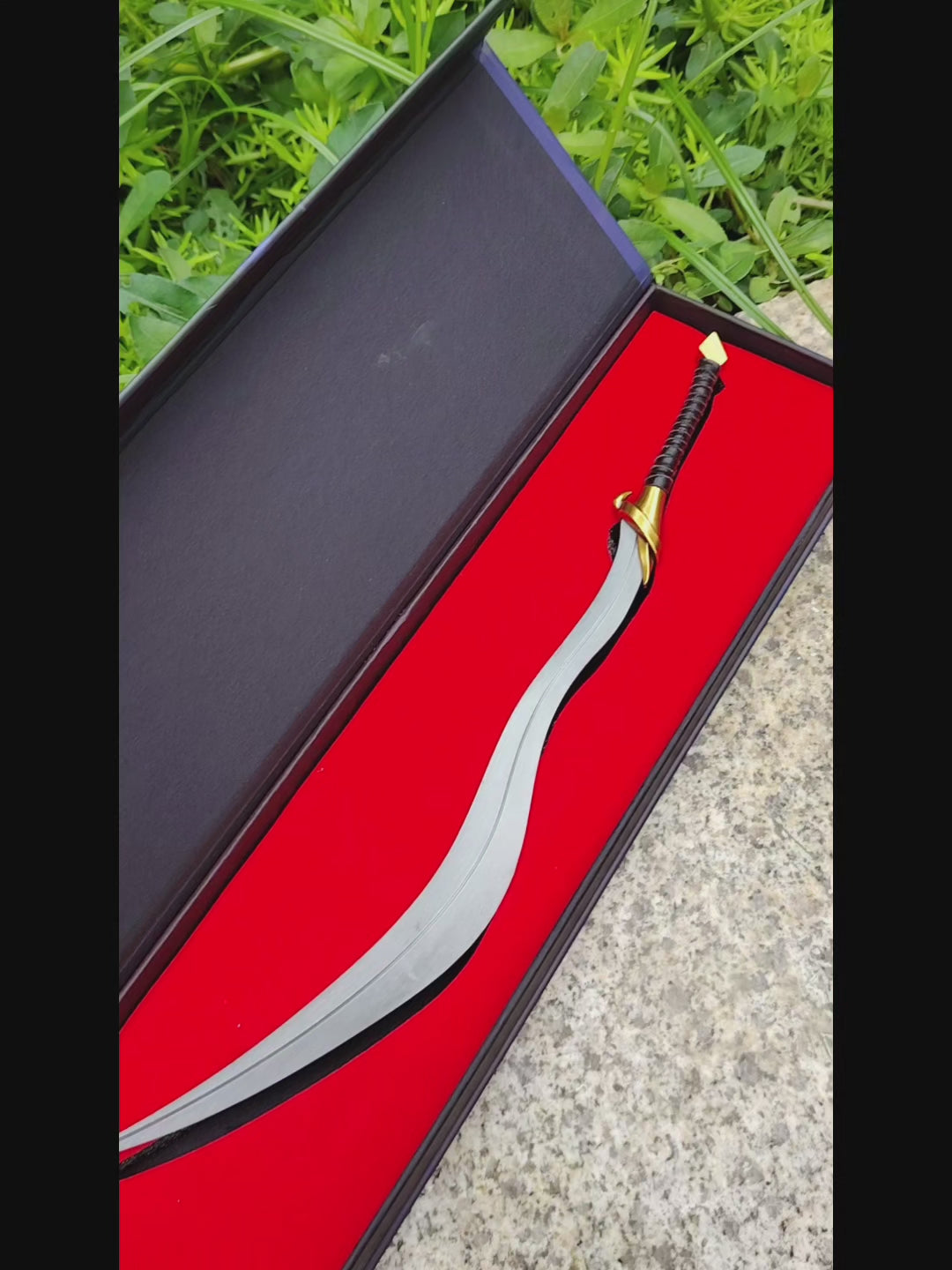 ER Bloodhound's Fang Metal Replica With Gift Box